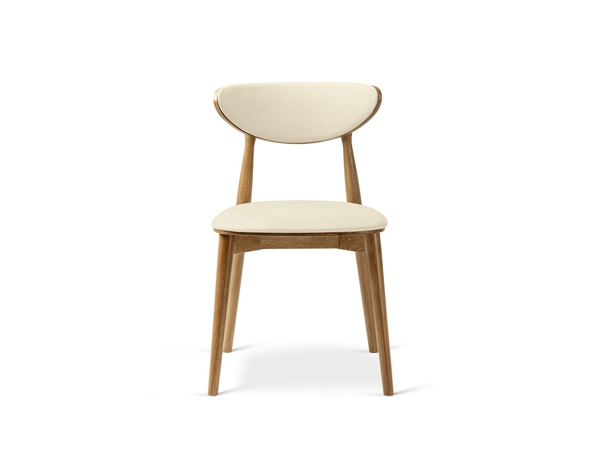Foto des Rina Stuhls von Micadoni mit samtigem Bezug in Mandel Beige, gepolsterter Rückenlehne und Beinen aus amerikanischem Nussbaum.