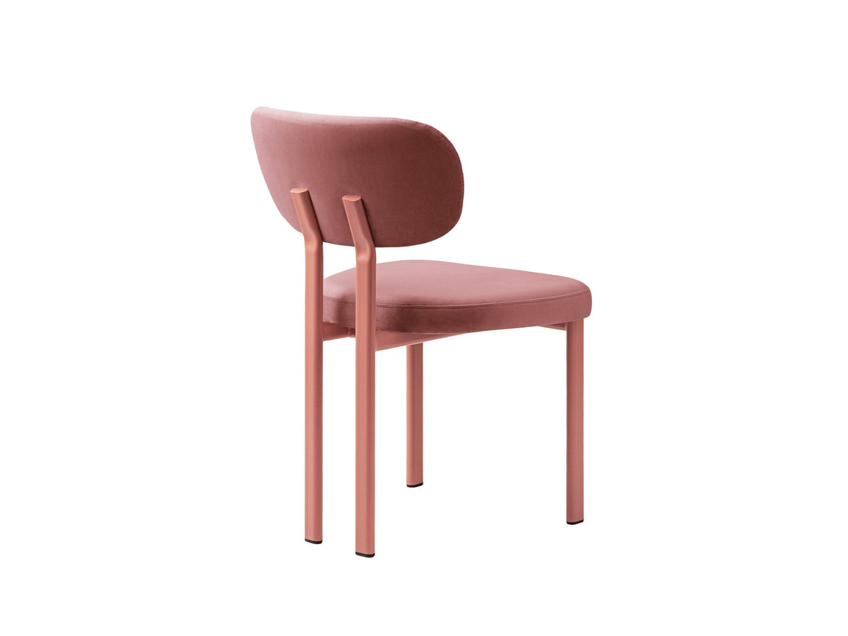 Produktfoto des Sam Samtiger Stuhls von Micadoni in Puderrosa mit Bouclé-Stoff, gepolstertem Sitz und schlanken Stahlbeinen im Flamingo-Design.