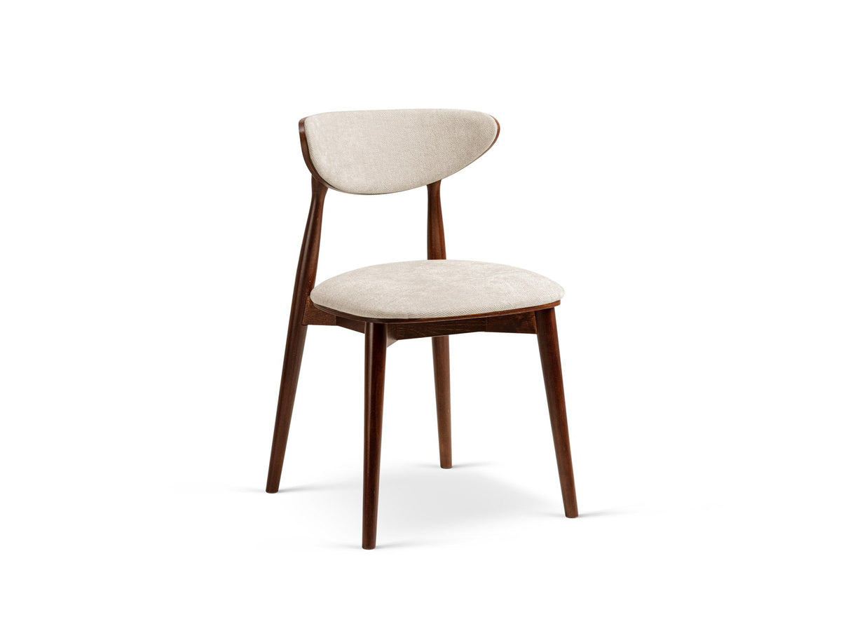 Samtiger Stuhl Rina von Micadoni in Mandel beige mit rundem gepolstertem Rücken und Beinen aus Nussbaumholz, Ansicht von vorne.
