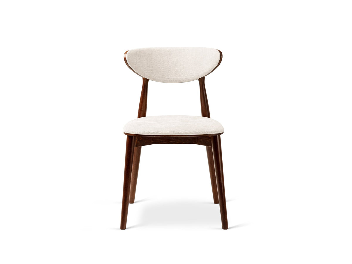 Samtiger Stuhl Rina von Micadoni in Mandel beige mit rundem gepolstertem Rücken und Beinen aus Nussbaumholz, Ansicht von vorne.
