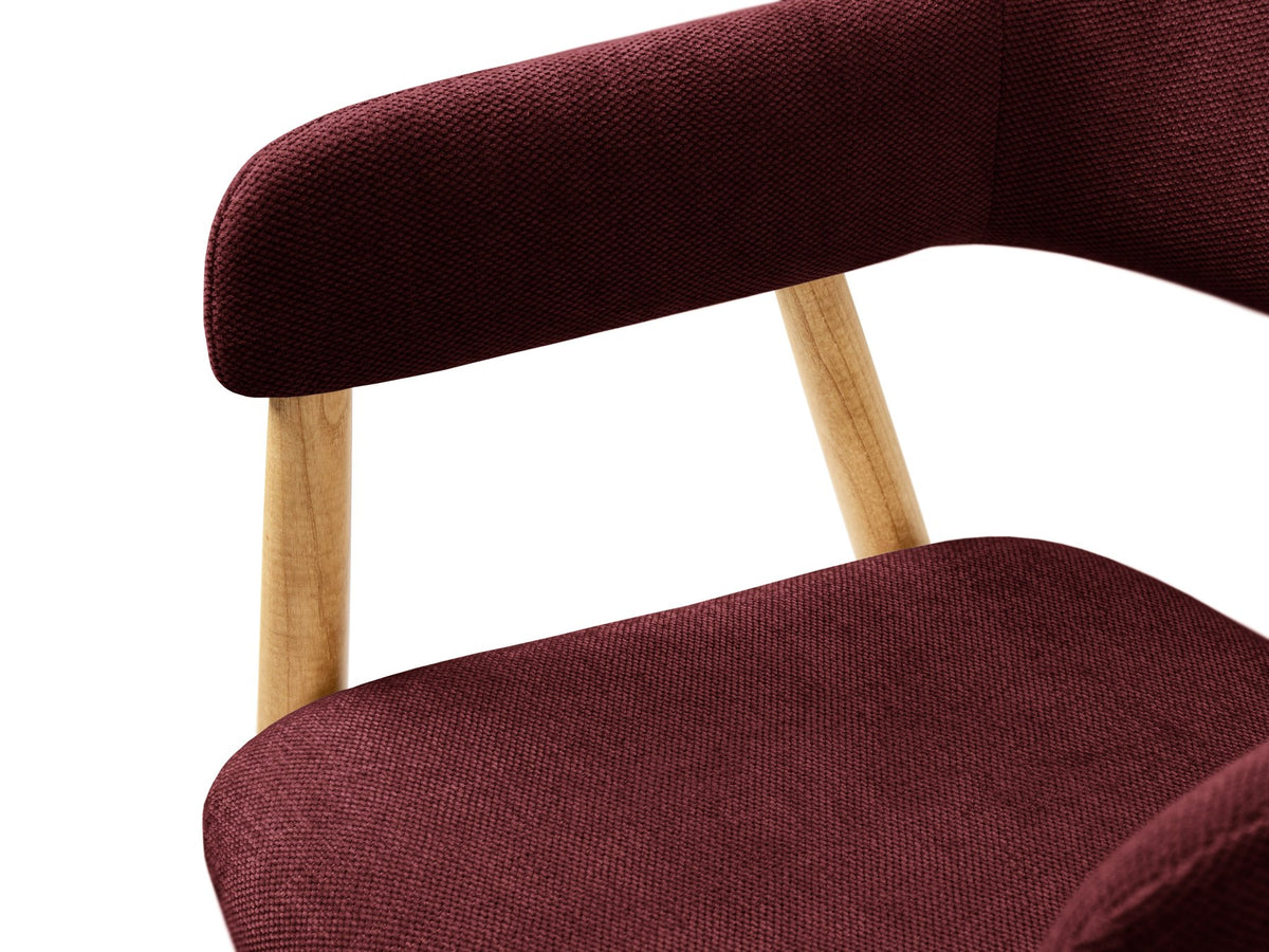 Foto vom Adra Samtstuhl in Mandel beige mit weichem Samtbezug, gepolsterter Sitzfläche und Beinen aus Nussbaum-Holz.