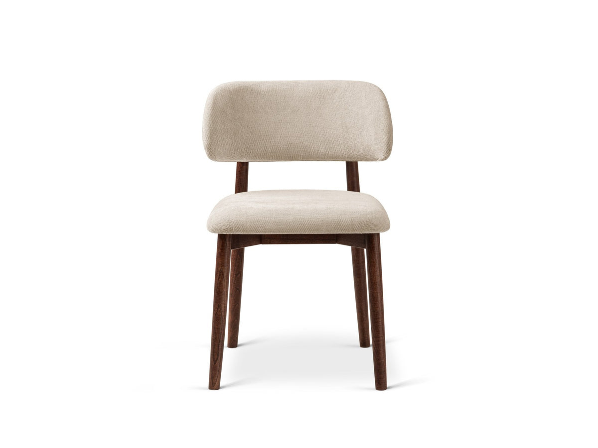Beige gepolsterter Stuhl mit dick strukturiertem Bouclé-Stoff, gerader Rückenlehne und vier Beinen aus Nussbaumholz, Frontalansicht.