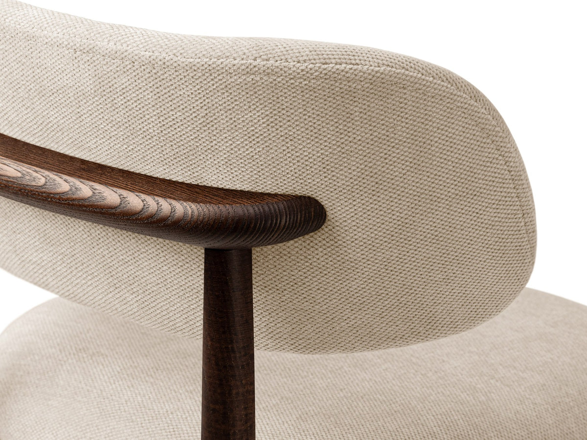 Beige gepolsterter Stuhl mit dick strukturiertem Bouclé-Stoff, gerader Rückenlehne und vier Beinen aus Nussbaumholz, Frontalansicht.