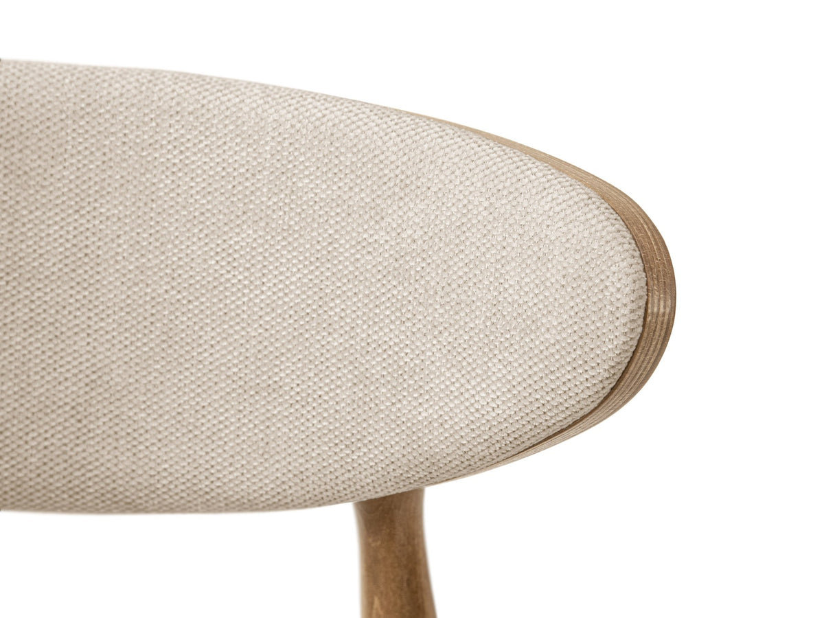 Foto des Rina Stuhls von Micadoni mit samtigem Bezug in Mandel Beige, gepolsterter Rückenlehne und Beinen aus amerikanischem Nussbaum.