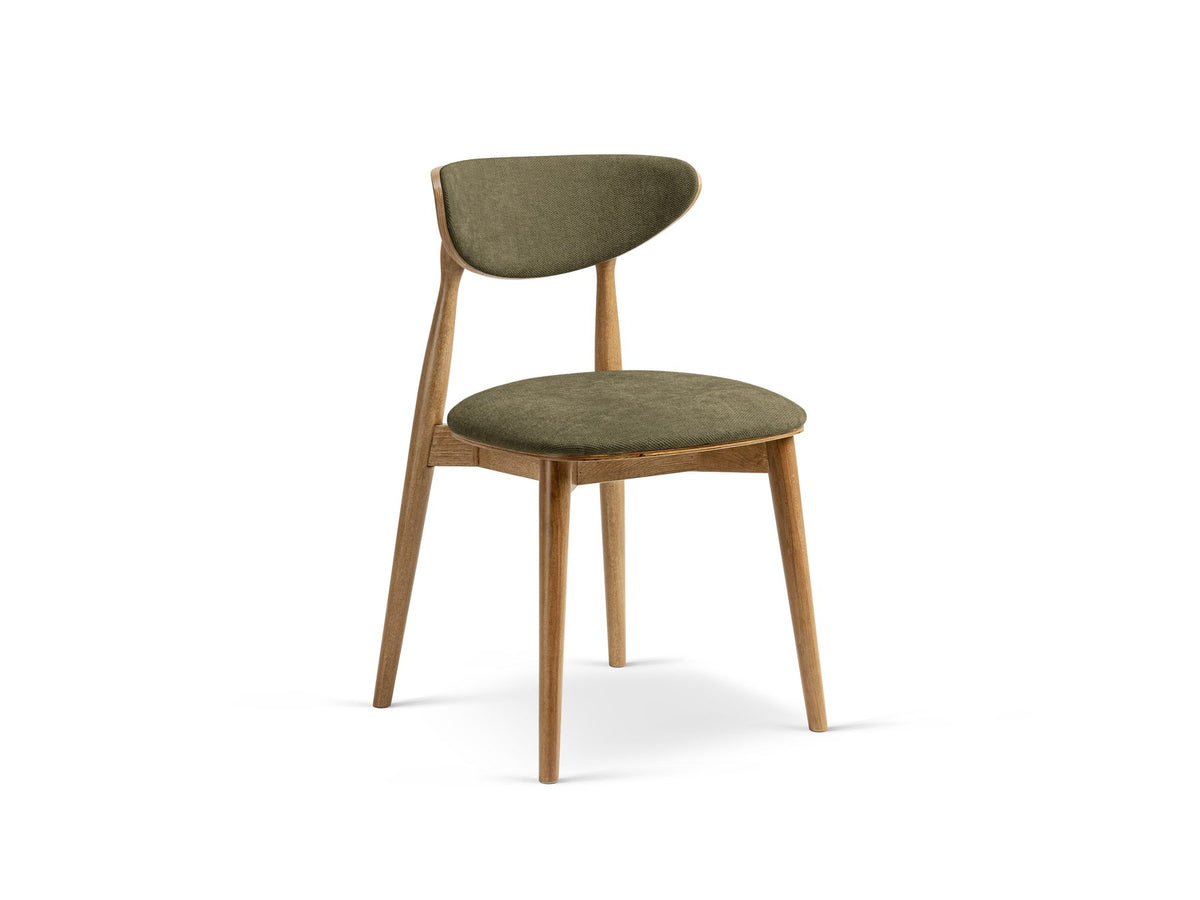 Foto des Rina Stuhls von Micadoni mit samtigem Bezug in Mandel Beige, gepolsterter Rückenlehne und Beinen aus amerikanischem Nussbaum.