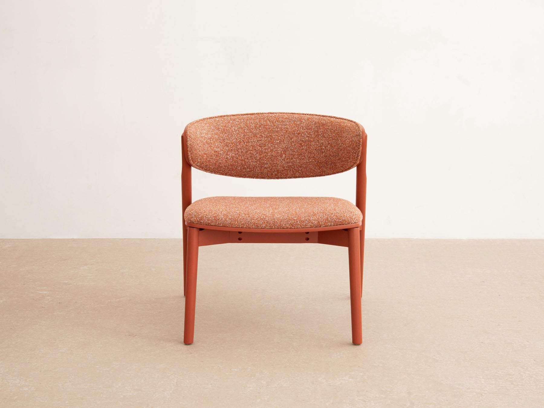 Eleganter Sessel Remoli von Micadoni in Rot, ideal für stilvolle Wohnräume, erhältlich bei KAQTU Design AG.