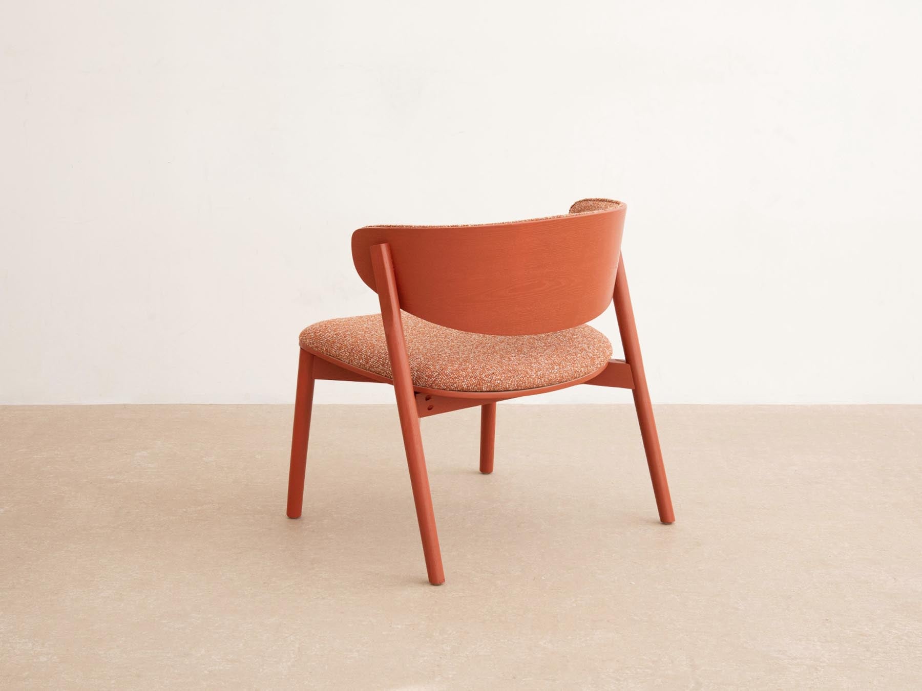 Stylischer Sessel Remoli in strahlendem Rot von Micadoni, perfekt für moderne Wohnräume und als Blickfang in jedem Interieur.