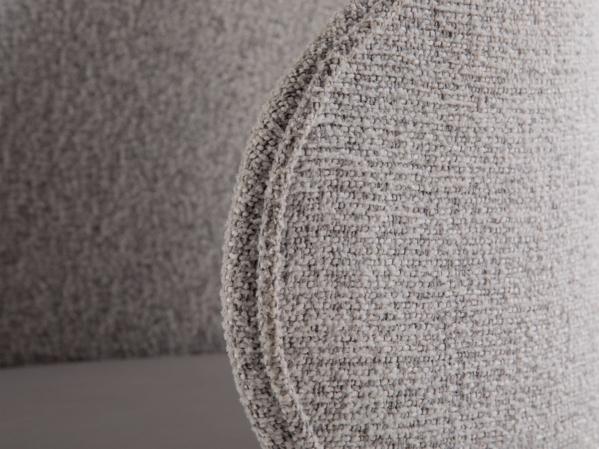 Drehstuhl Inez mit beige meliertem Bezug, Sitzfläche aus Samt, Rückenlehne aus strukturiertem Stoff, Beine aus Samt, geometrische Form.