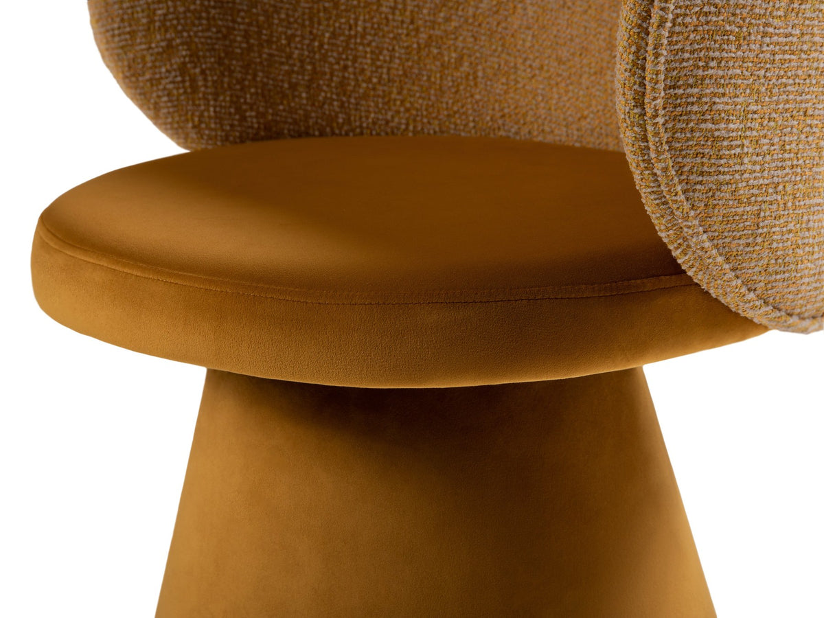 Drehstuhl Inez mit beige meliertem Bezug, Sitzfläche aus Samt, Rückenlehne aus strukturiertem Stoff, Beine aus Samt, geometrische Form.