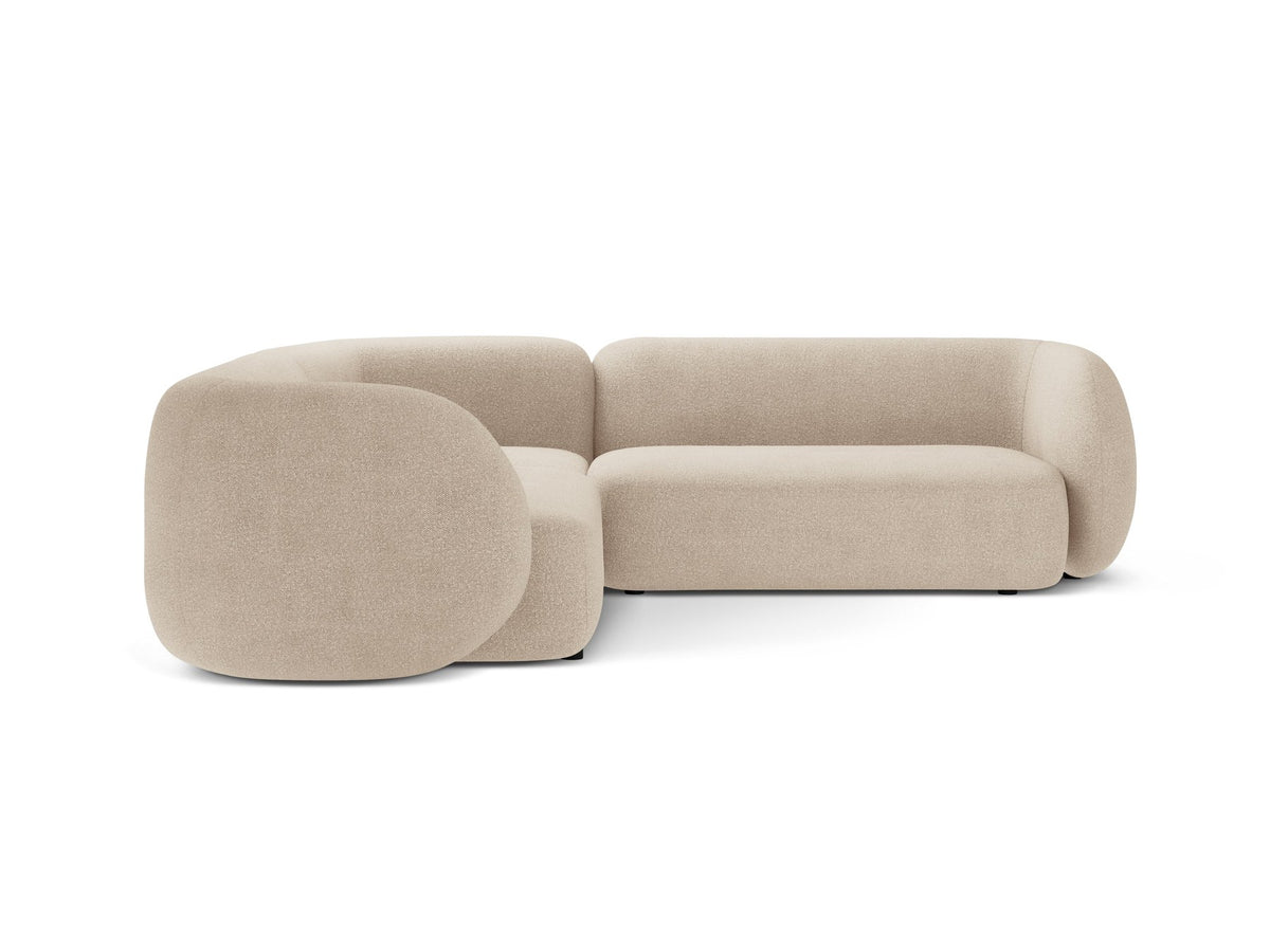 Weisses modulares Ecksofa Kate von Micadoni mit Baloo-Stoffbezug, niedriger Rückenlehne und schwarzen Kunststoffbeinen aus Polypropylen.