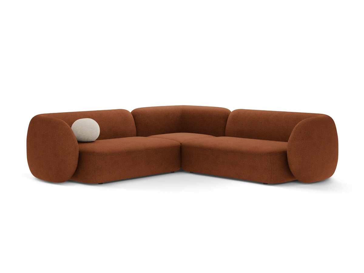 Weisses modulares Ecksofa Kate von Micadoni mit Baloo-Stoffbezug, niedriger Rückenlehne und schwarzen Kunststoffbeinen aus Polypropylen.