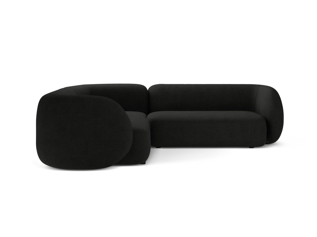 Weisses modulares Ecksofa Kate von Micadoni mit Baloo-Stoffbezug, niedriger Rückenlehne und schwarzen Kunststoffbeinen aus Polypropylen.
