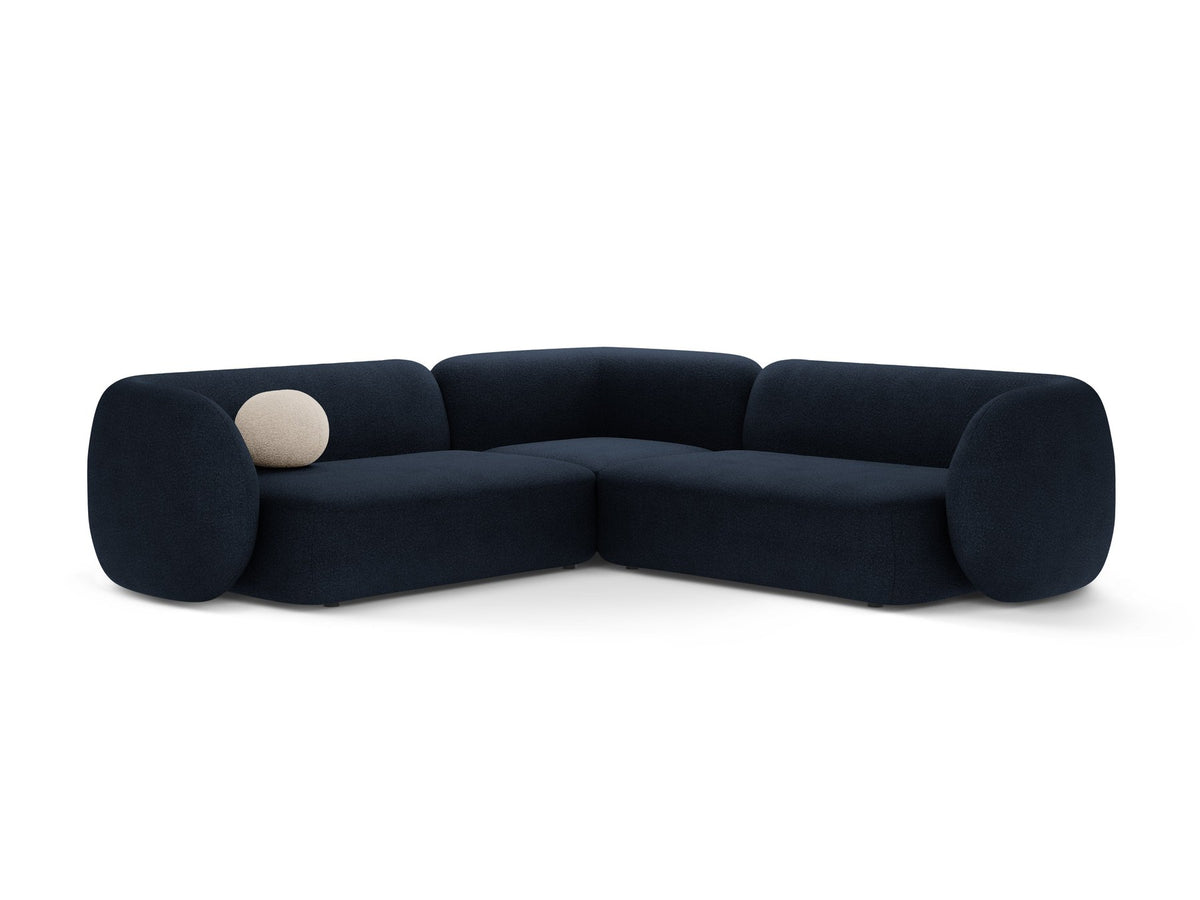 Weisses modulares Ecksofa Kate von Micadoni mit Baloo-Stoffbezug, niedriger Rückenlehne und schwarzen Kunststoffbeinen aus Polypropylen.