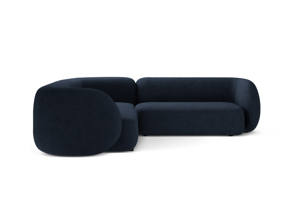 Weisses modulares Ecksofa Kate von Micadoni mit Baloo-Stoffbezug, niedriger Rückenlehne und schwarzen Kunststoffbeinen aus Polypropylen.