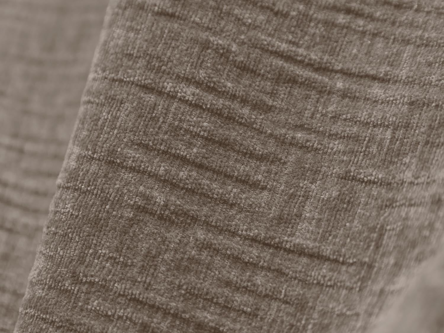 Entdecken Sie das Kaelle Symmetrical Ecksofa 7 Sitzer von Micadoni – stilvoll, bequem und ideal für gesellige Abende in Ihrem Wohnzimmer.