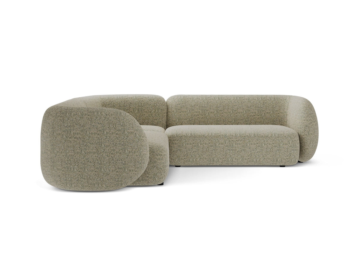 Weisses modulares Ecksofa Kate von Micadoni mit Baloo-Stoffbezug, niedriger Rückenlehne und schwarzen Kunststoffbeinen aus Polypropylen.