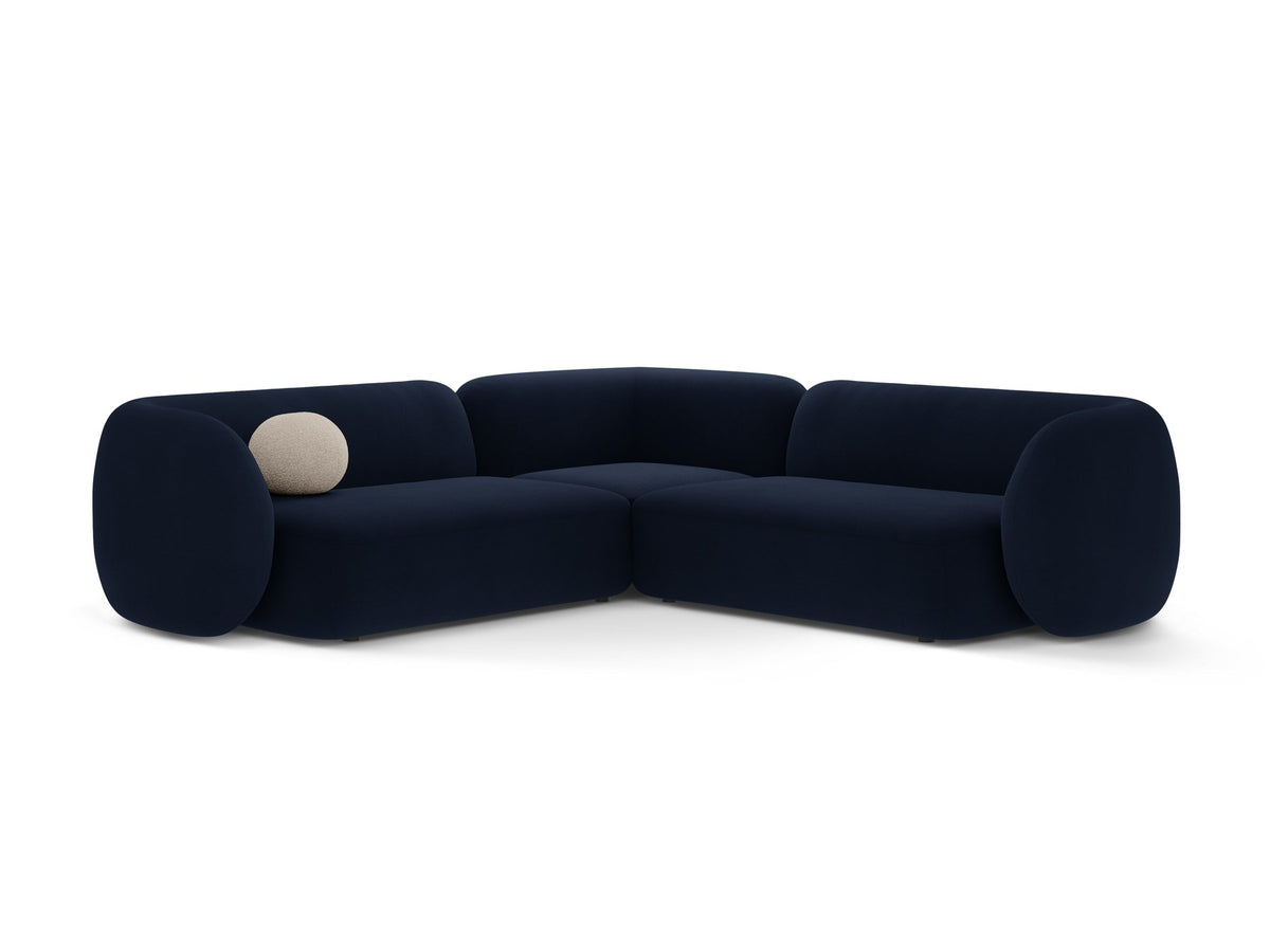 Weisses modulares Ecksofa Kate von Micadoni mit Baloo-Stoffbezug, niedriger Rückenlehne und schwarzen Kunststoffbeinen aus Polypropylen.