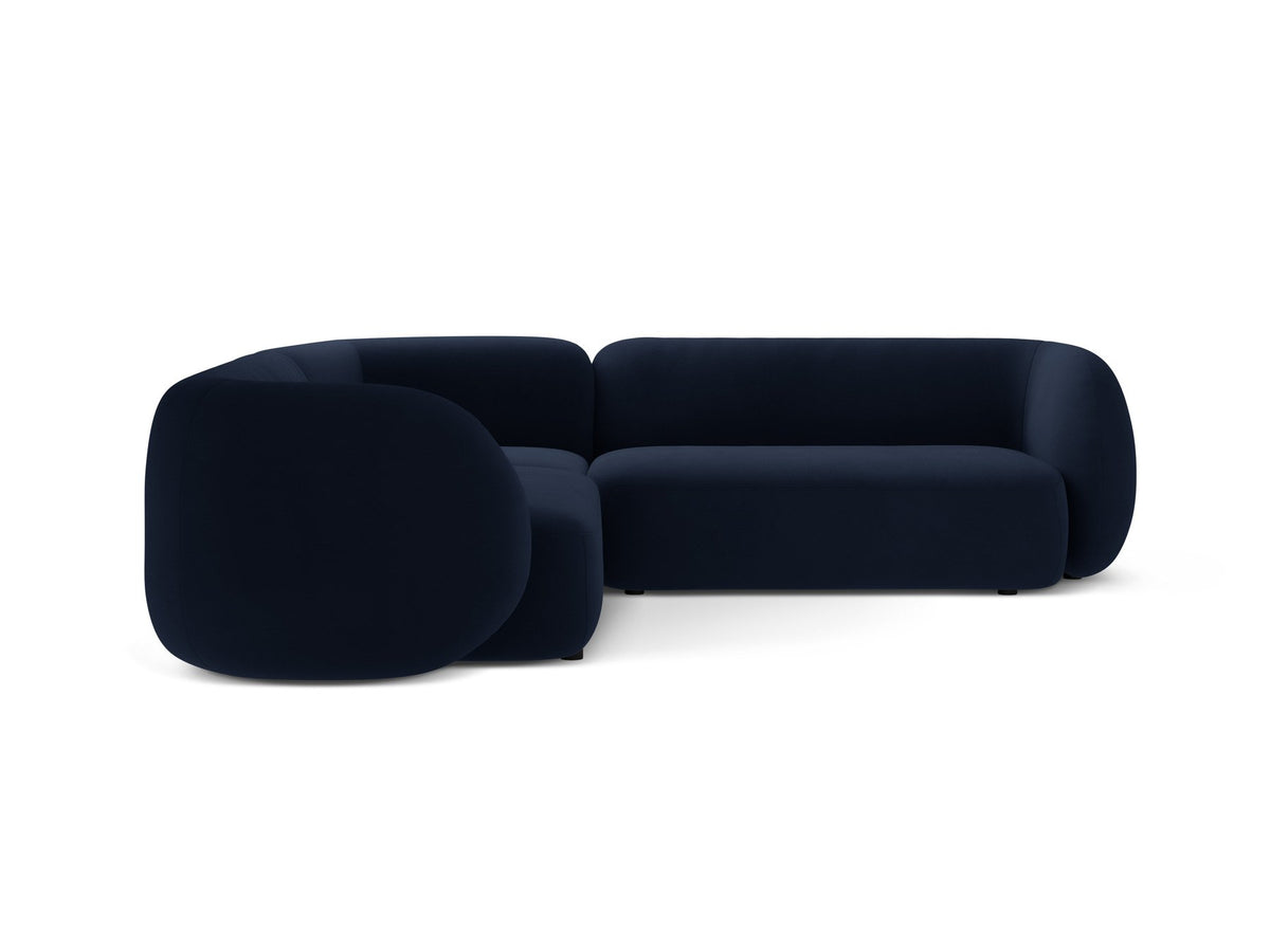 Weisses modulares Ecksofa Kate von Micadoni mit Baloo-Stoffbezug, niedriger Rückenlehne und schwarzen Kunststoffbeinen aus Polypropylen.