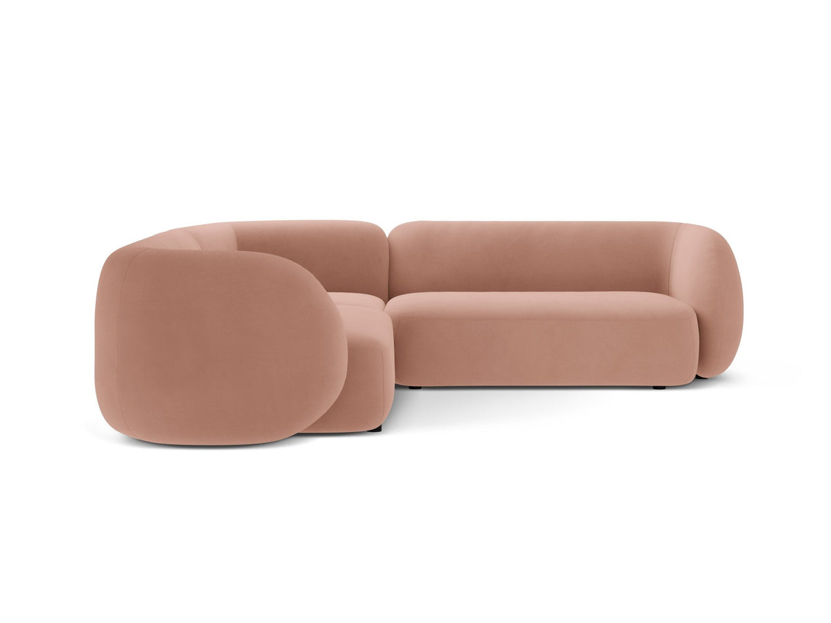 Weisses modulares Ecksofa Kate von Micadoni mit Baloo-Stoffbezug, niedriger Rückenlehne und schwarzen Kunststoffbeinen aus Polypropylen.