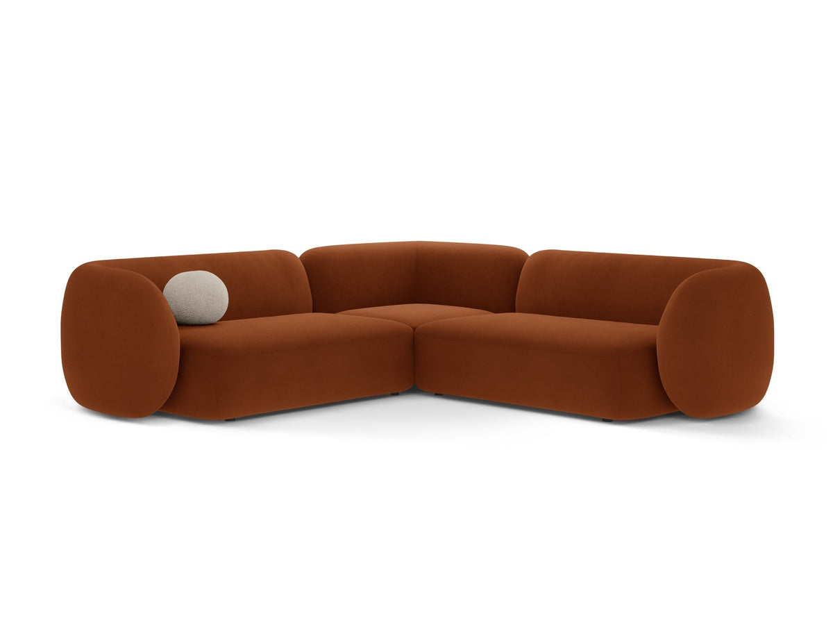 Weisses modulares Ecksofa Kate von Micadoni mit Baloo-Stoffbezug, niedriger Rückenlehne und schwarzen Kunststoffbeinen aus Polypropylen.