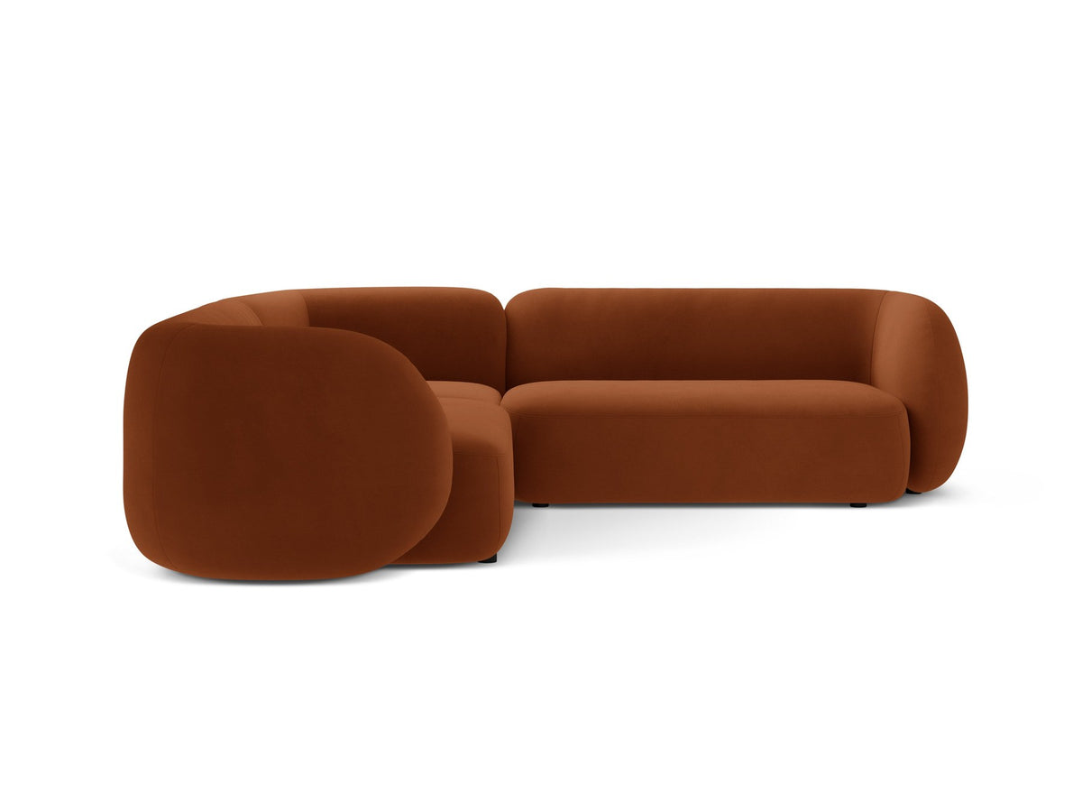 Weisses modulares Ecksofa Kate von Micadoni mit Baloo-Stoffbezug, niedriger Rückenlehne und schwarzen Kunststoffbeinen aus Polypropylen.