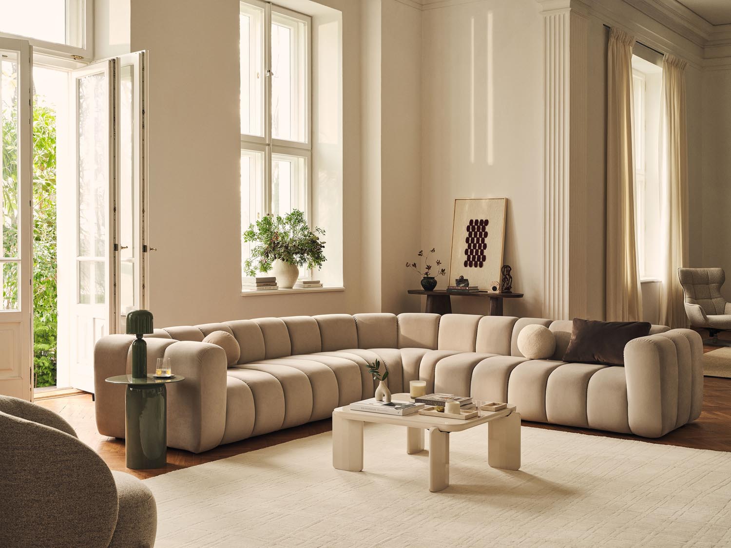 Elegantes, modulares Ecksofa in Flaschengrün aus Velours, ideal für stilvolle Wohnräume. 6-Sitzer von Micadoni.