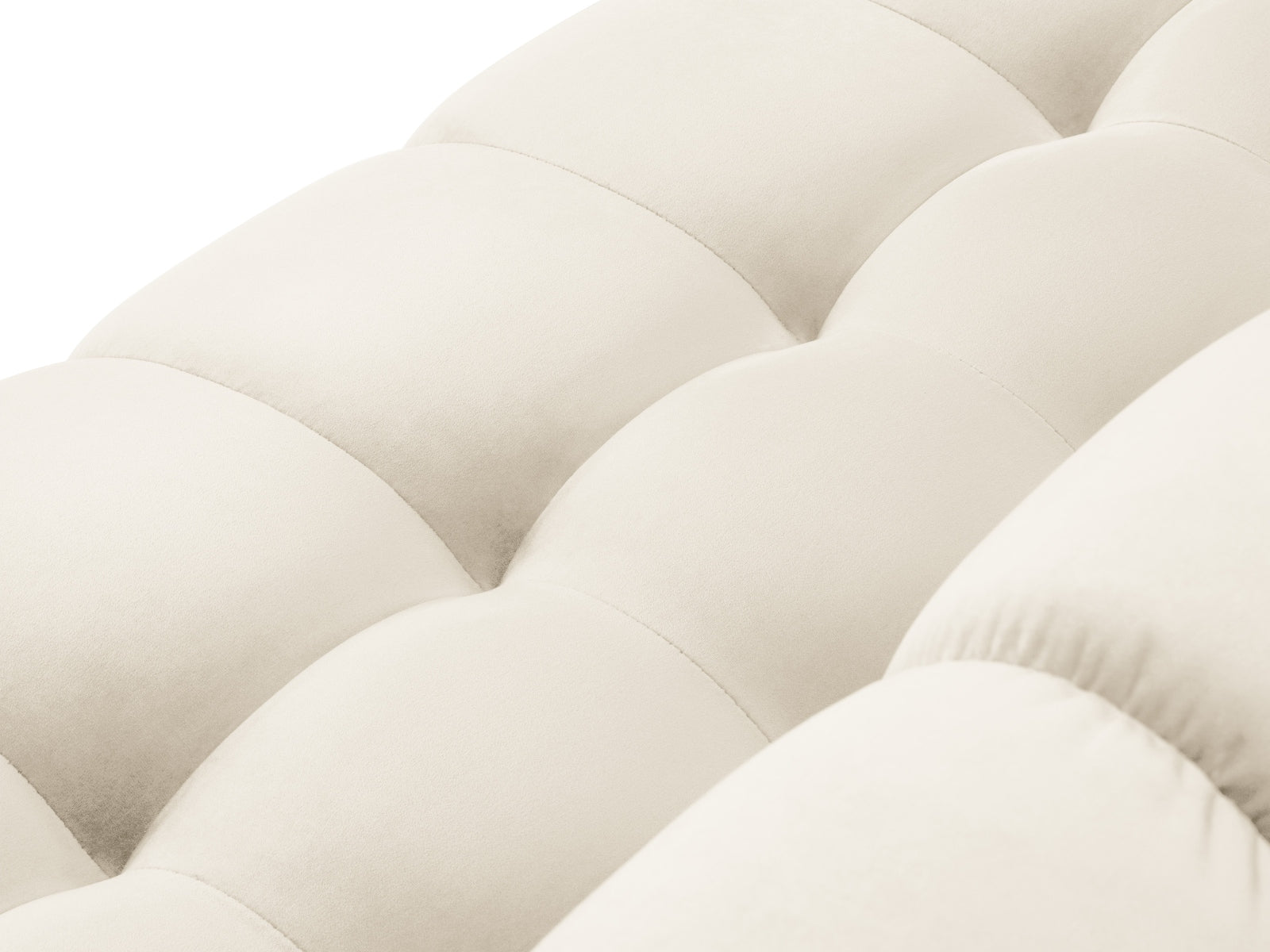 Entdecken Sie das Mamaia Velour Ecksofa von Micadoni – ein elegantes 6-Sitzer Sofa, das Komfort und Stil für Ihr Wohnzimmer vereint.