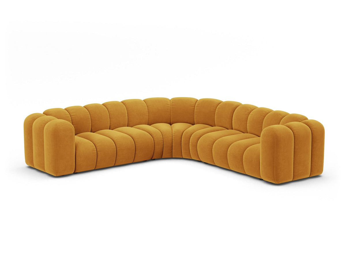 Modulares symmetrisches Ecksofa Lupine von Micadoni in leichtem Beige, Stoffbezug Venus, schwarze Kunststoffbeine, grosszügige Sitzfläche.