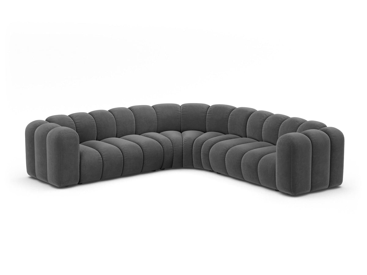 Modulares symmetrisches Ecksofa Lupine von Micadoni in leichtem Beige, Stoffbezug Venus, schwarze Kunststoffbeine, grosszügige Sitzfläche.