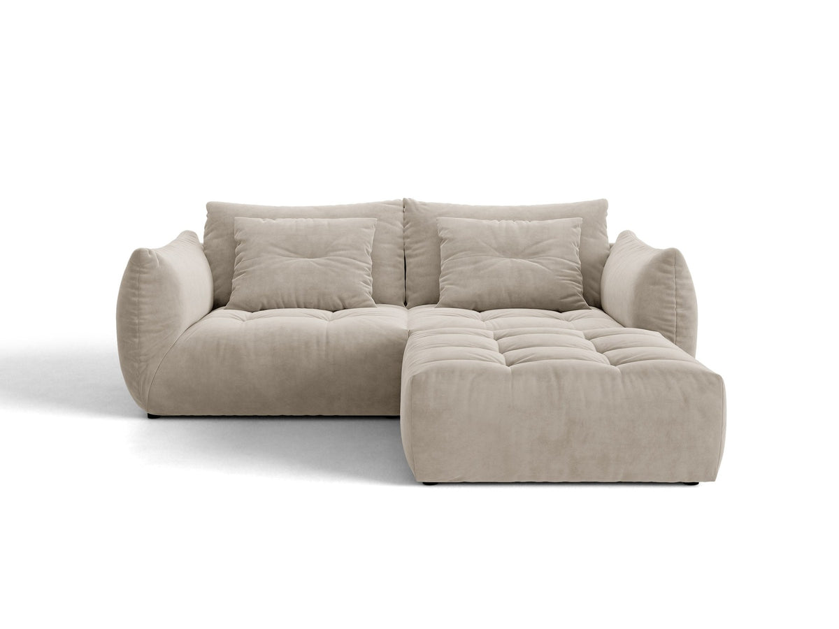 Modulares Ecksofa Bloom in leichtem Beige mit Veloursbezug Casino Pearl, schwarzen Kunststoffbeinen und tiefer Sitzfläche, linke Ausführung.