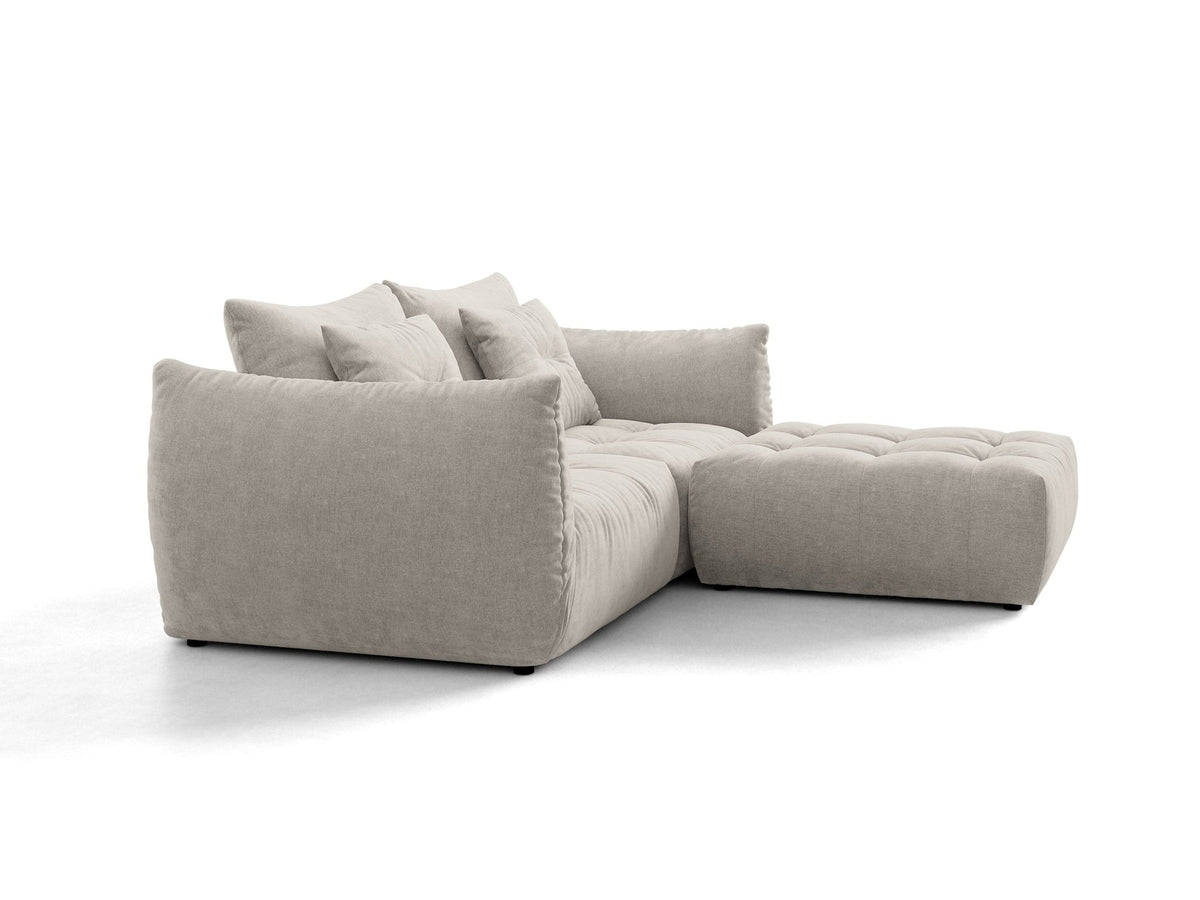 Modulares Ecksofa Bloom in leichtem Beige mit Veloursbezug Casino Pearl, schwarzen Kunststoffbeinen und tiefer Sitzfläche, linke Ausführung.