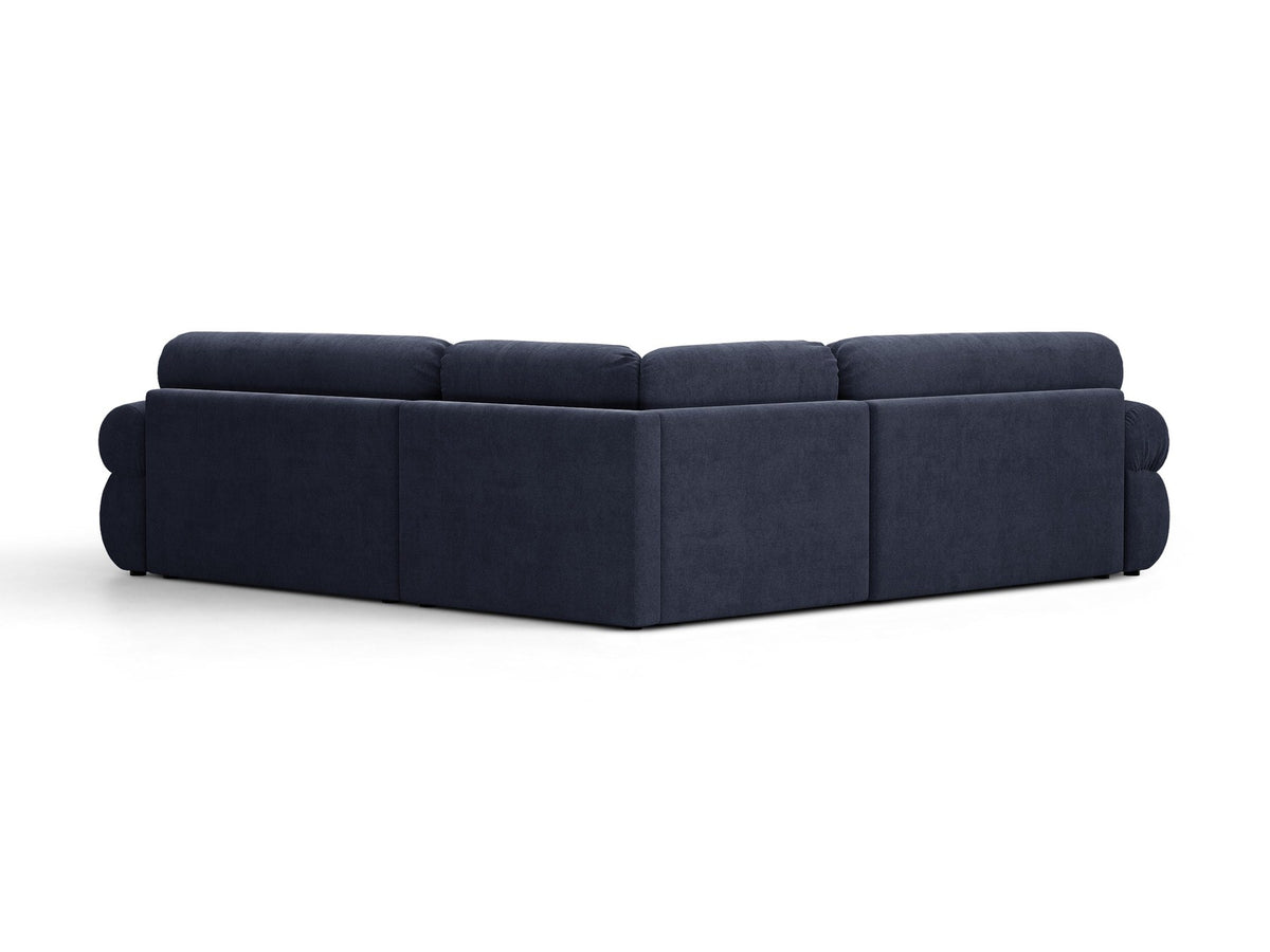 Beiges Ecksofa Ophelia von Micadoni mit Liberty-Stoff, schwarzen Kunststoffbeinen und niedriger, symmetrischer Silhouette im Wohnzimmer.