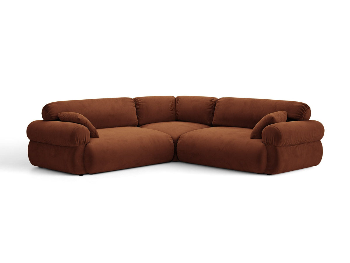 Beiges Ecksofa Ophelia von Micadoni mit Liberty-Stoff, schwarzen Kunststoffbeinen und niedriger, symmetrischer Silhouette im Wohnzimmer.