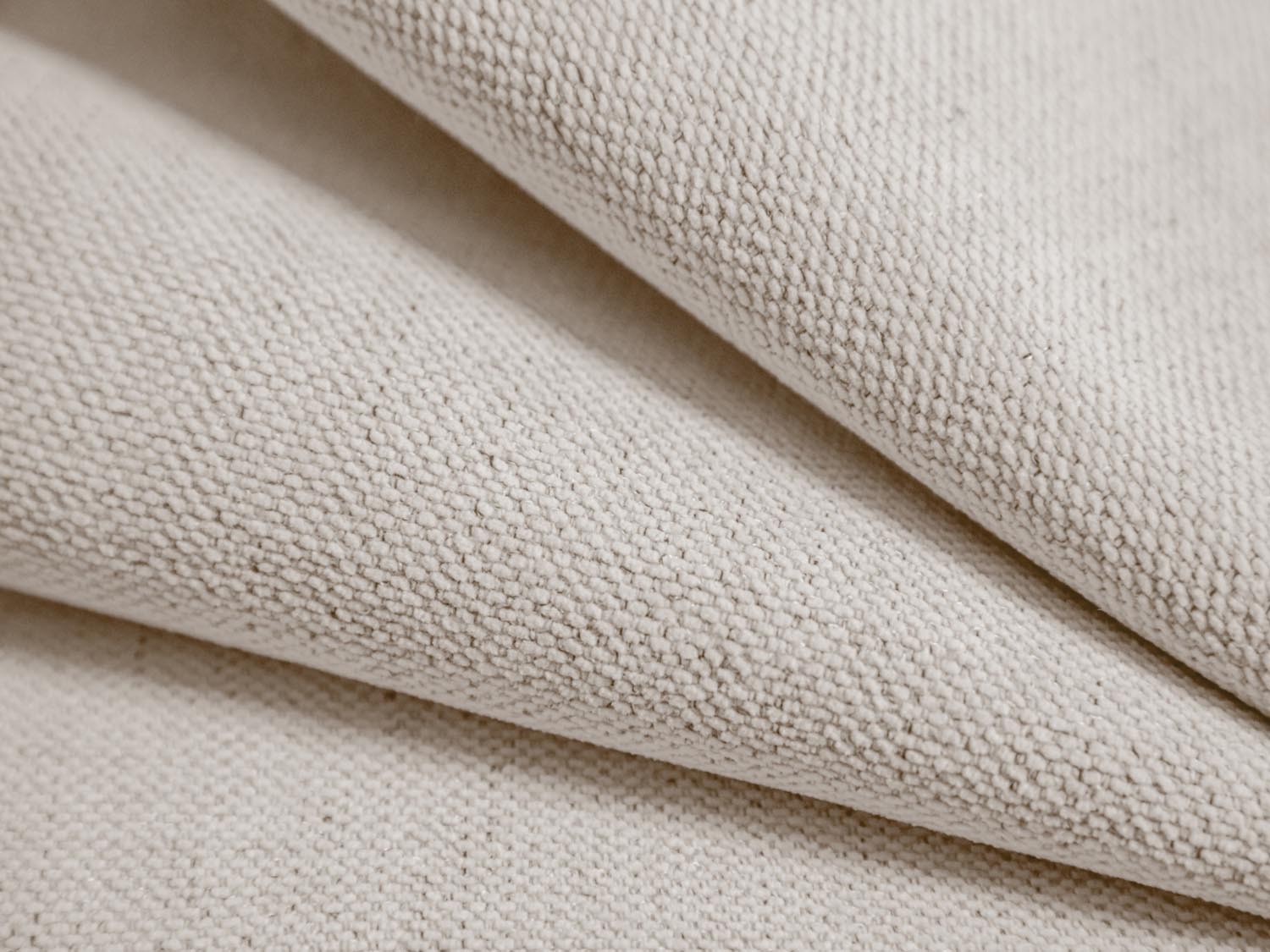 Stilvolles Remo Kopfteil in zartem Beige, perfekt für moderne Schlafzimmer. Hochwertige Materialien und elegantes Design von Micadoni.