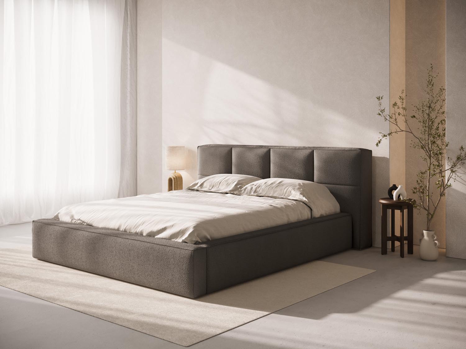 Elegantes Darren Boucle Kopfteil in Grau-Braun, stilvoll inszeniert in einem modernen Schlafzimmer. Hochwertige Verarbeitung von Micadoni.