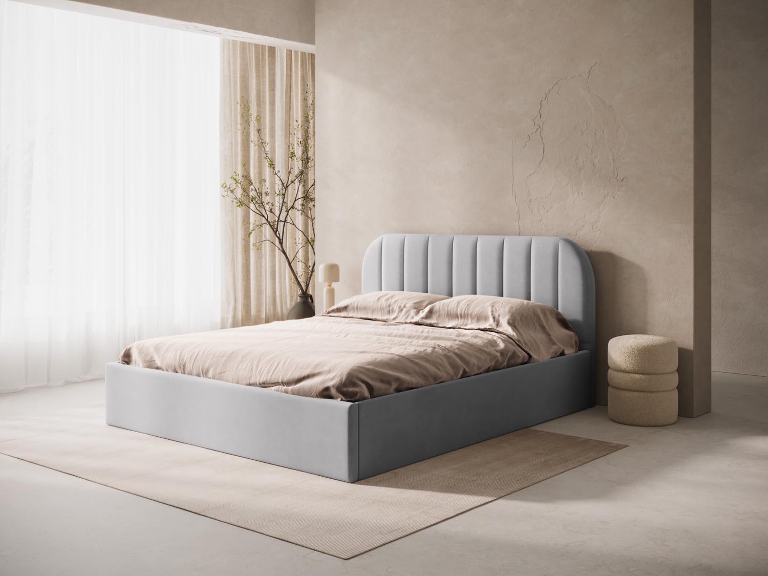 Elegantes Billy Velour Kopfteil in sanftem Silberblau, ideal für stilvolle Schlafzimmergestaltung. Hochwertige Verarbeitung von Micadoni.
