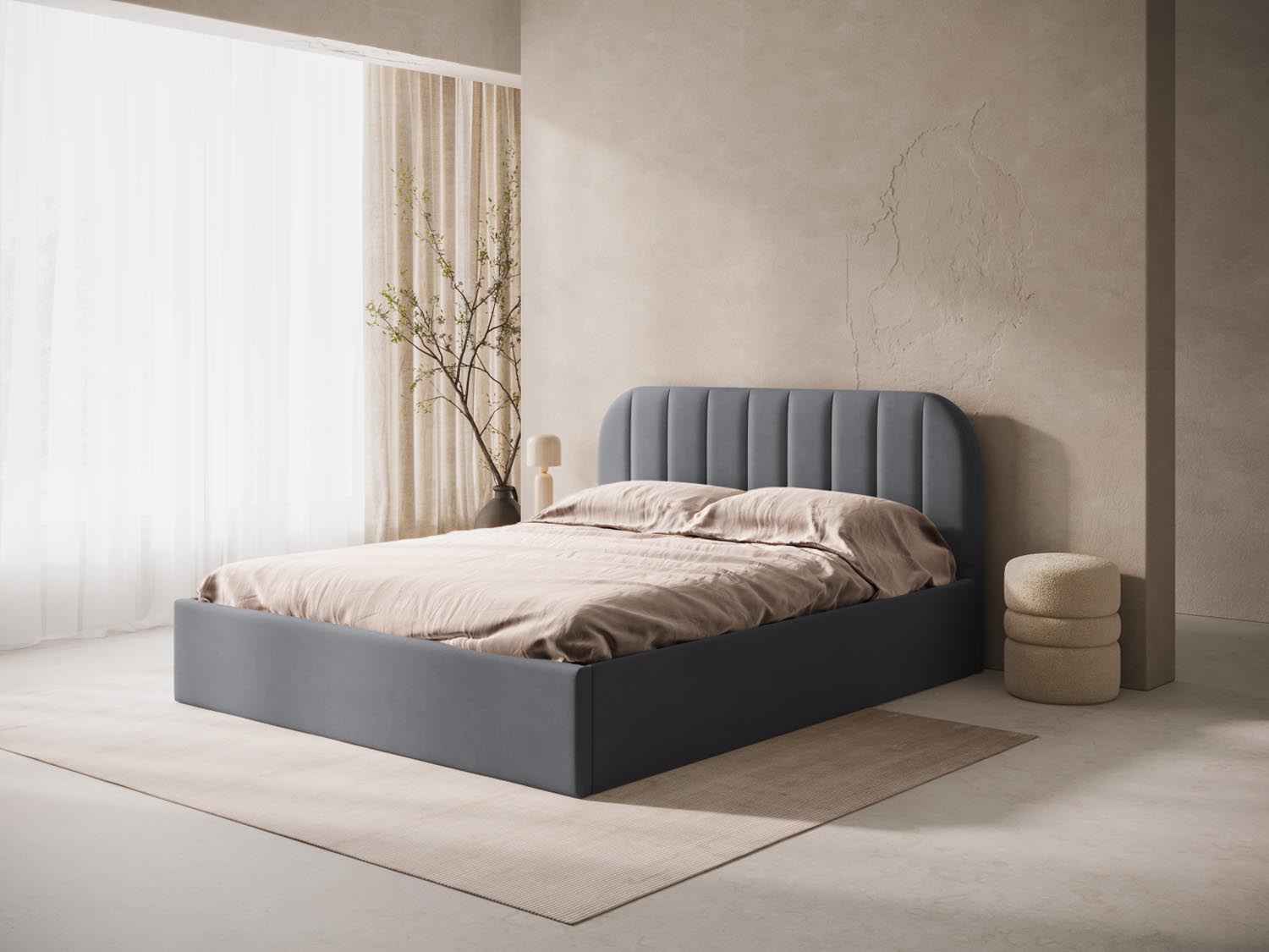 Elegantes Billy Velour Kopfteil in sanftem Grau, ideal für stilvolle Schlafzimmergestaltung. Hochwertige Verarbeitung von Micadoni.