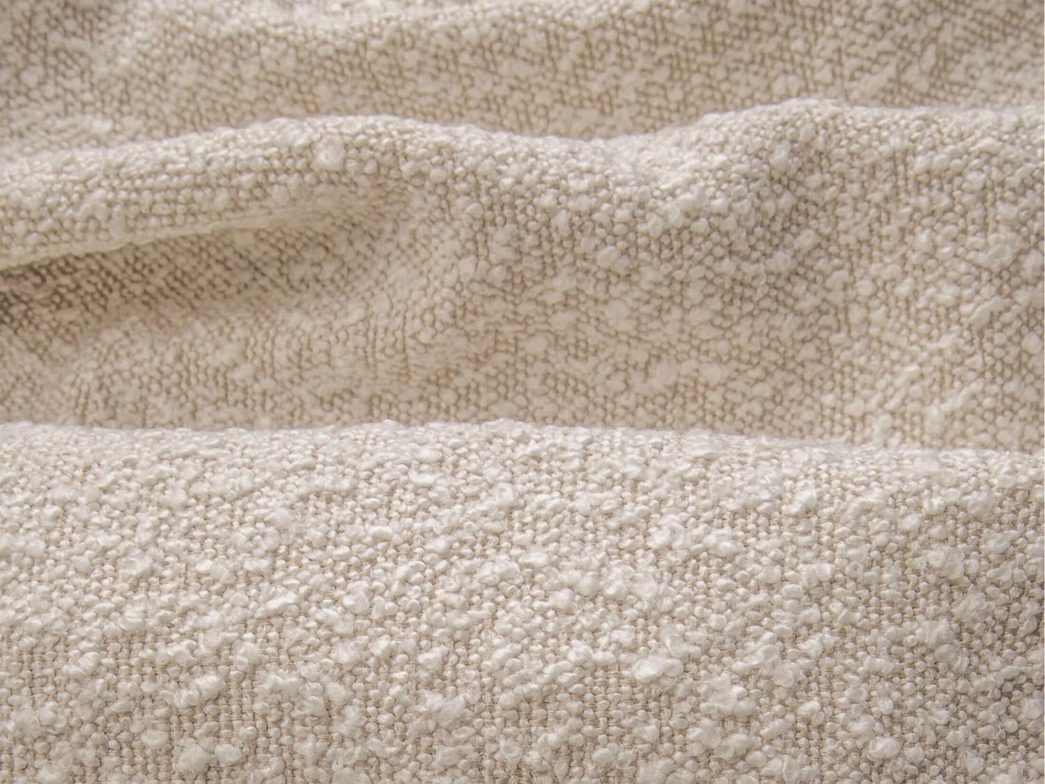 Entdecken Sie das Olivia Boucle Kopfteil von Micadoni – ein stilvolles Highlight für Ihr Schlafzimmer, das modernen Chic und Eleganz vereint.