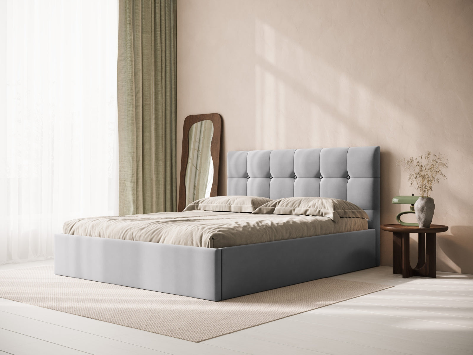Elegantes Velour-Kopfteil Phaedra in sanftem Silberblau, perfekt für stilvolle Schlafzimmer und gemütliche Rückzugsorte.