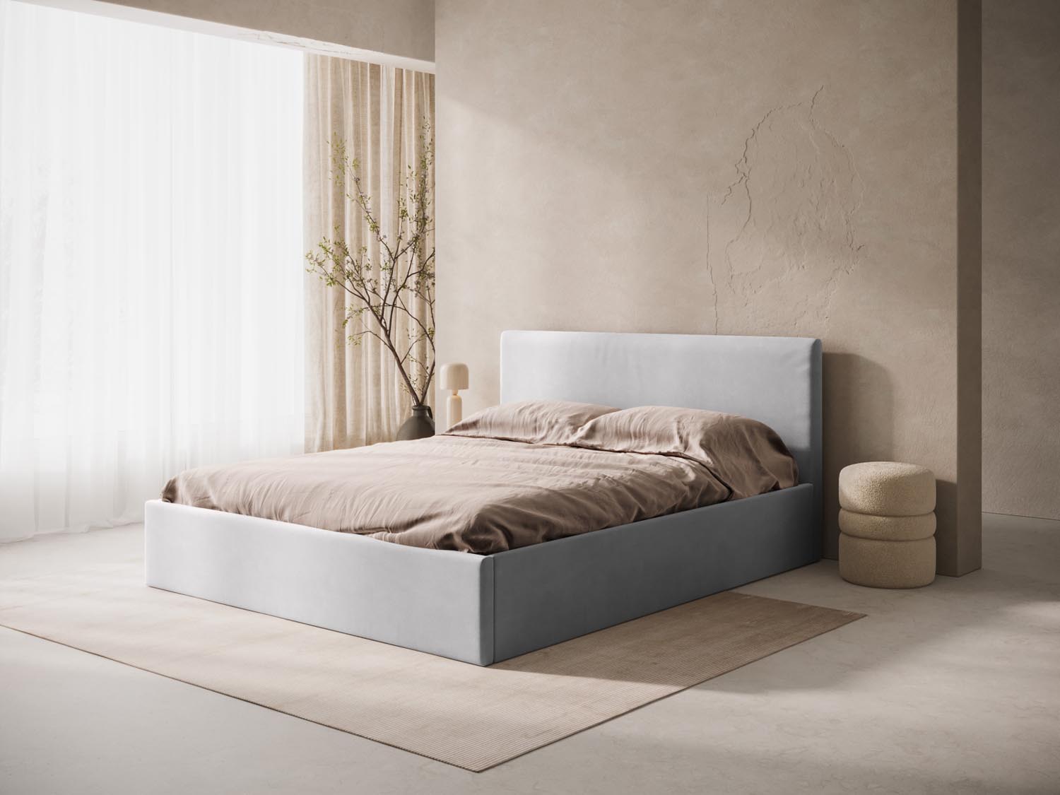 Elegantes Remo Velour Kopfteil in sanftem Silberblau, ideal für zeitgemäße Schlafzimmergestaltung. Hochwertige Verarbeitung von Micadoni.