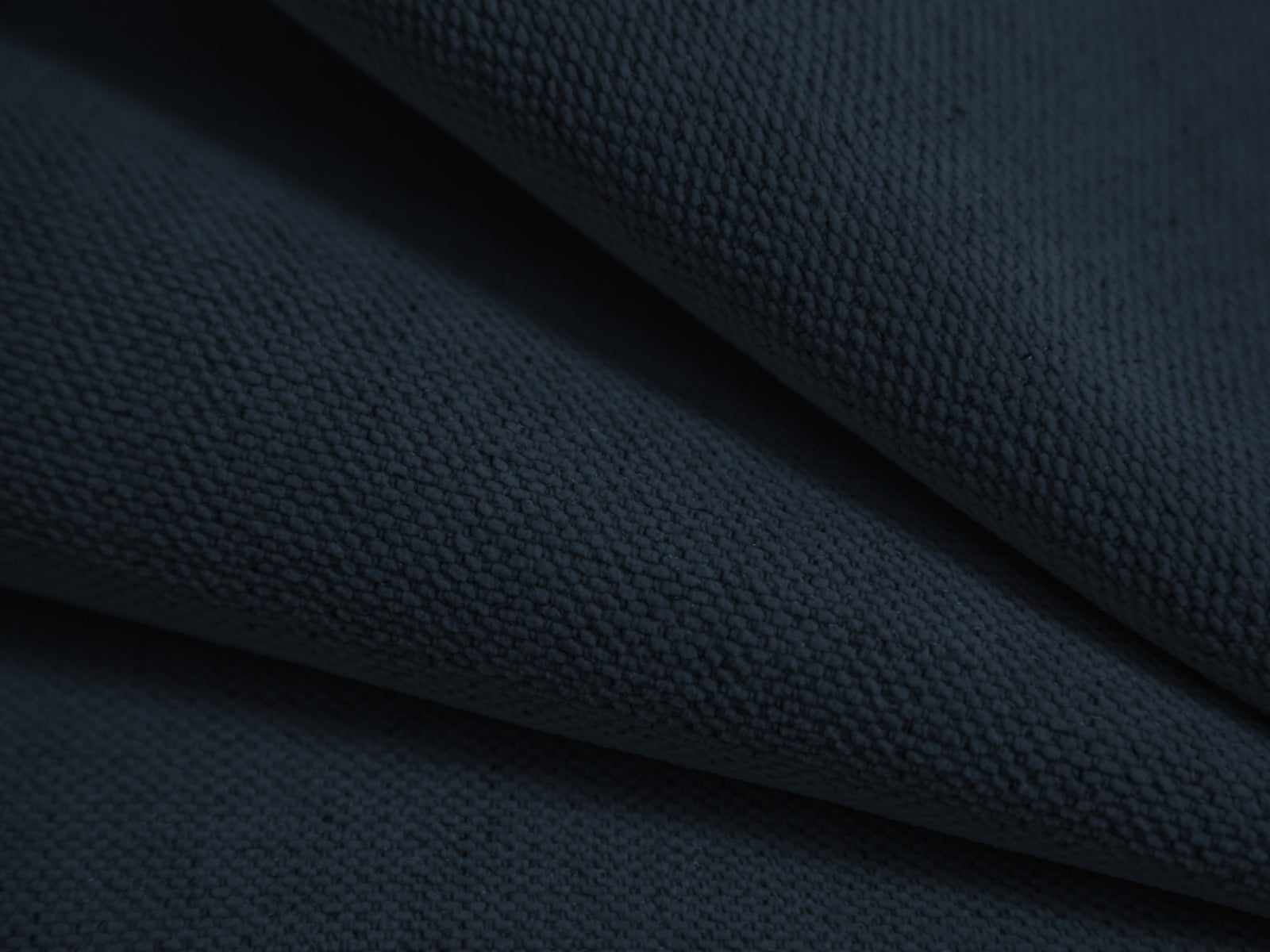 Elegantes Kopfteil Remo in tiefem Blau von Micadoni, ideal für zeitgemäße Schlafzimmergestaltung. Hochwertige Verarbeitung und modernes Design.