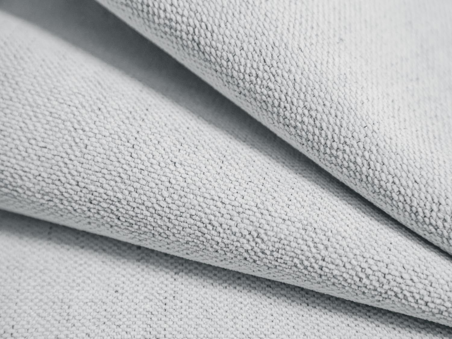 Elegantes Kopfteil Remo in sanftem Grau von Micadoni, ideal für zeitgemäße Schlafzimmergestaltung. Hochwertige Verarbeitung und stilvolles Design.