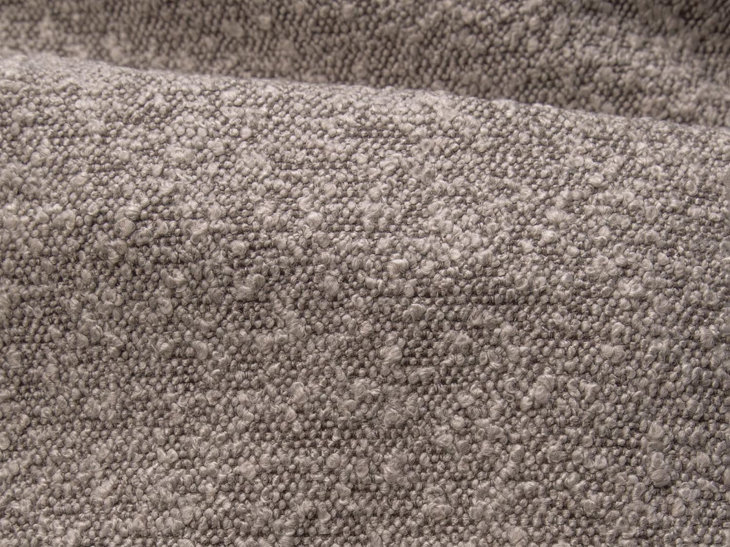 Elegantes Darren Boucle Kopfteil in warmem Dunkelbeige, perfekt für moderne Schlafzimmer und eine einladende Atmosphäre.