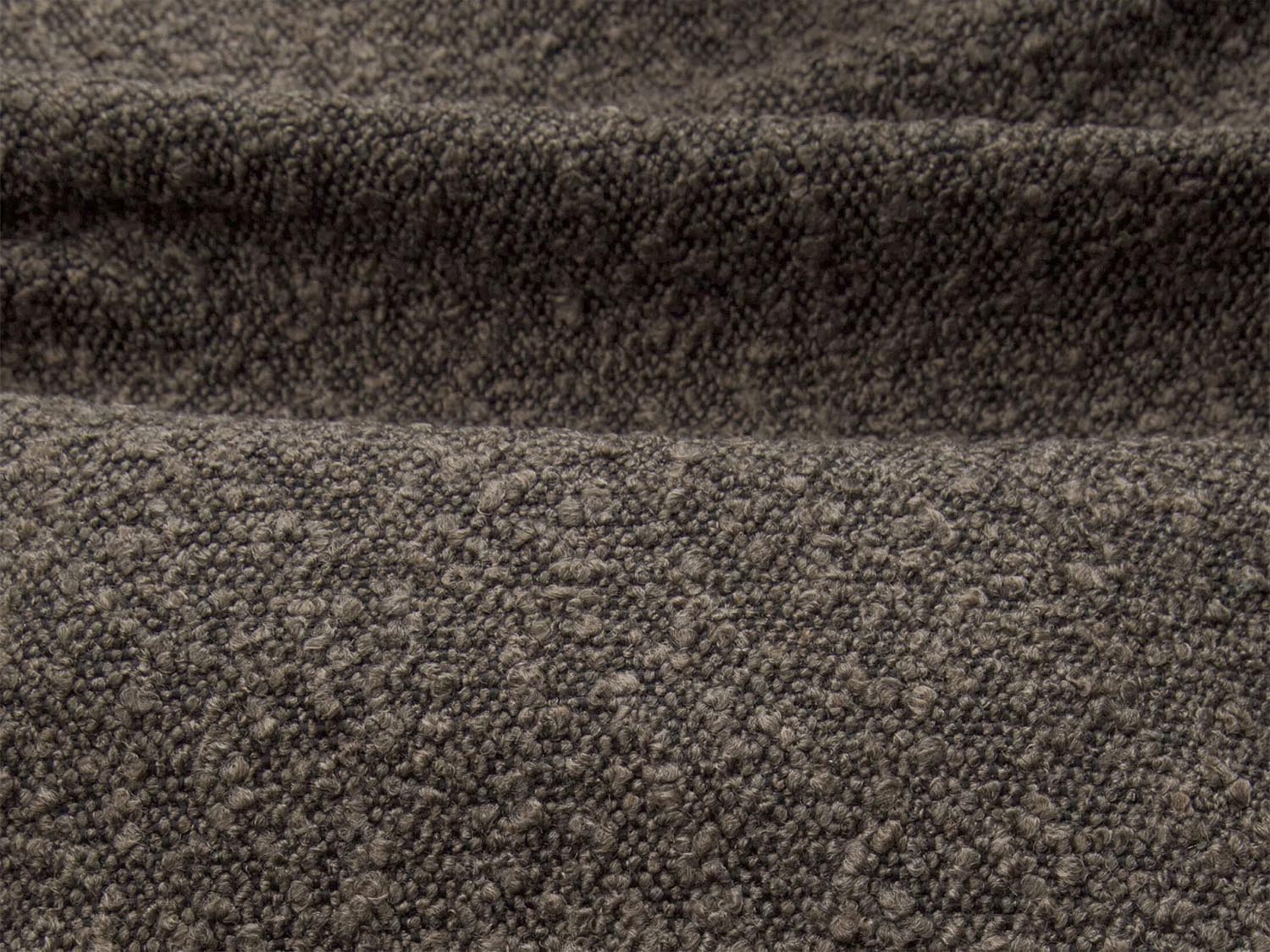 Stilvolles Boucle Kopfteil Darren in warmen Grau-Braun-Tönen, perfekt für moderne Schlafzimmer. Hochwertige Materialien von Micadoni.