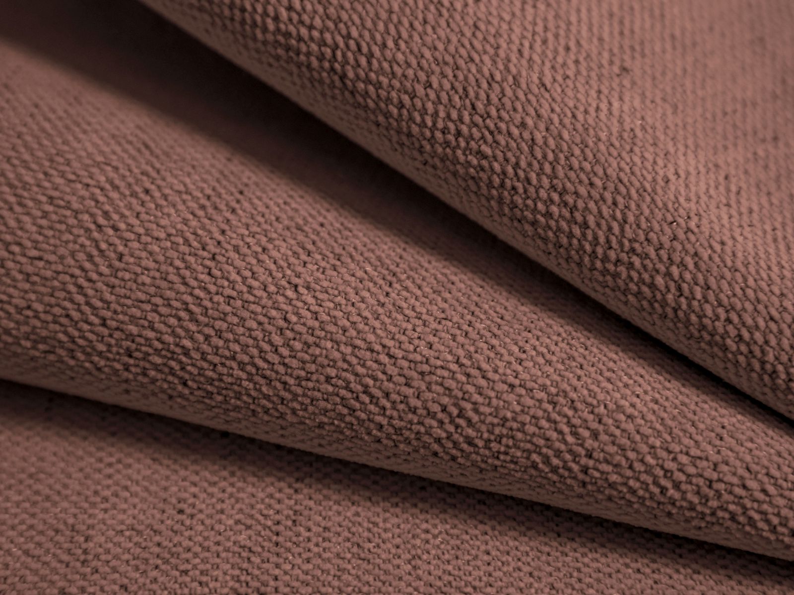 Stilvolles Kopfteil Mistero in tiefem Pink, gefertigt aus hochwertigem Moly-Stoff, perfekt für moderne Schlafzimmerakzente.