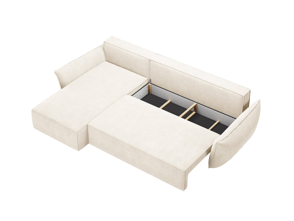 Linksseitiges Ecksofa Kaelle von Micadoni in leichtem Beige mit Chenille-Stoffbezug, schwarzen Kunststoffbeinen und ausklappbarem Bettkasten.