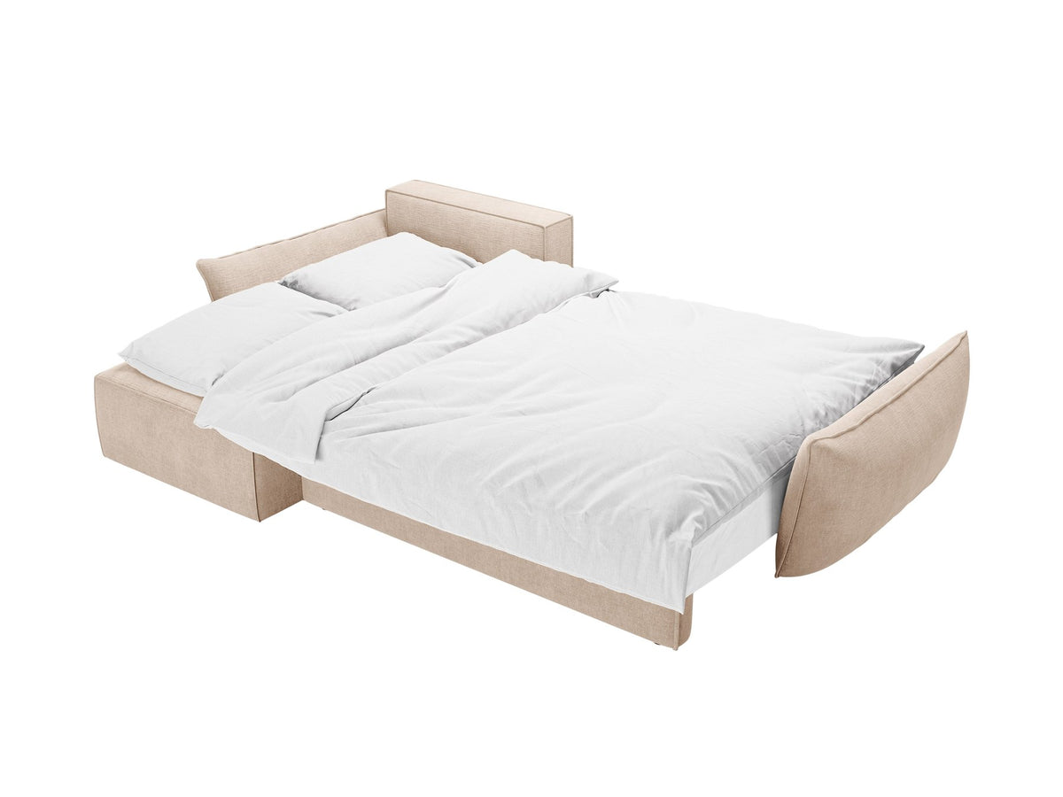 Linksseitiges Ecksofa Kaelle von Micadoni in leichtem Beige mit Chenille-Stoffbezug, schwarzen Kunststoffbeinen und ausklappbarem Bettkasten.