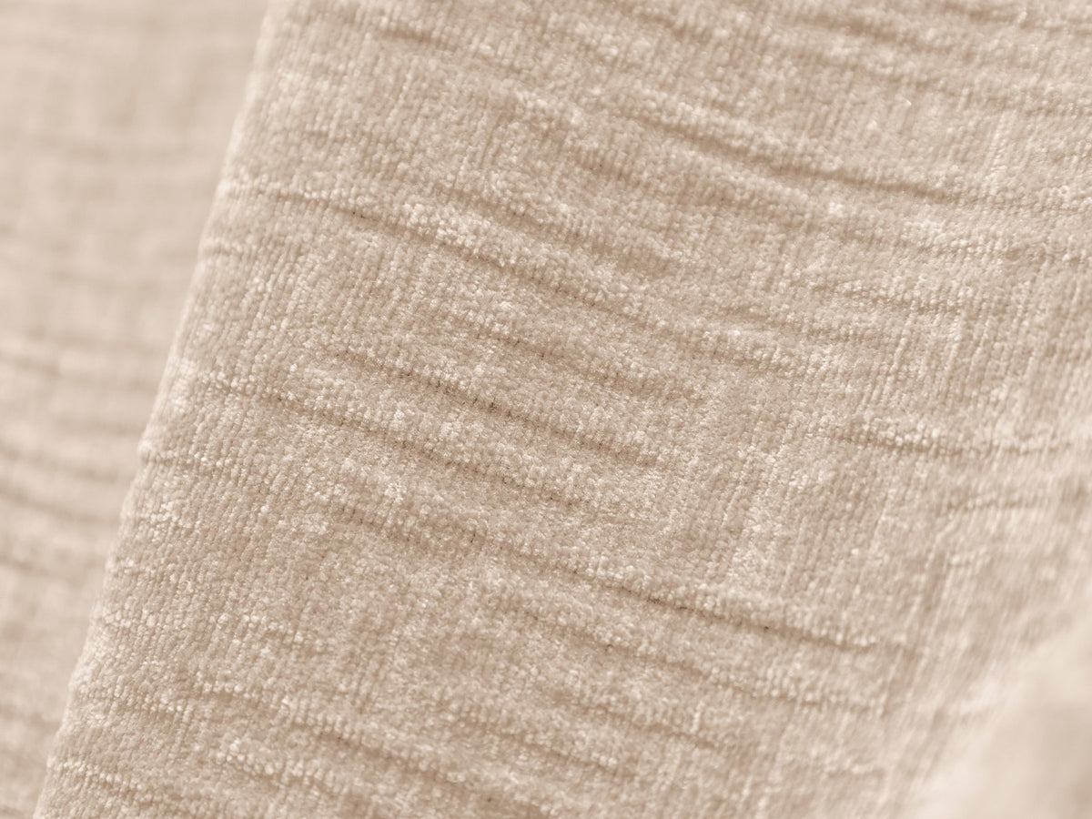 Linksseitiges Ecksofa Kaelle von Micadoni in leichtem Beige mit Chenille-Stoffbezug, schwarzen Kunststoffbeinen und ausklappbarem Bettkasten.