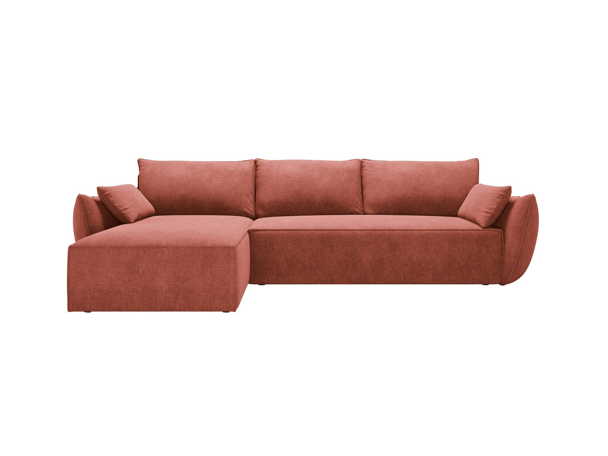Linksseitiges Ecksofa Kaelle von Micadoni in leichtem Beige mit Chenille-Stoffbezug, schwarzen Kunststoffbeinen und ausklappbarem Bettkasten.