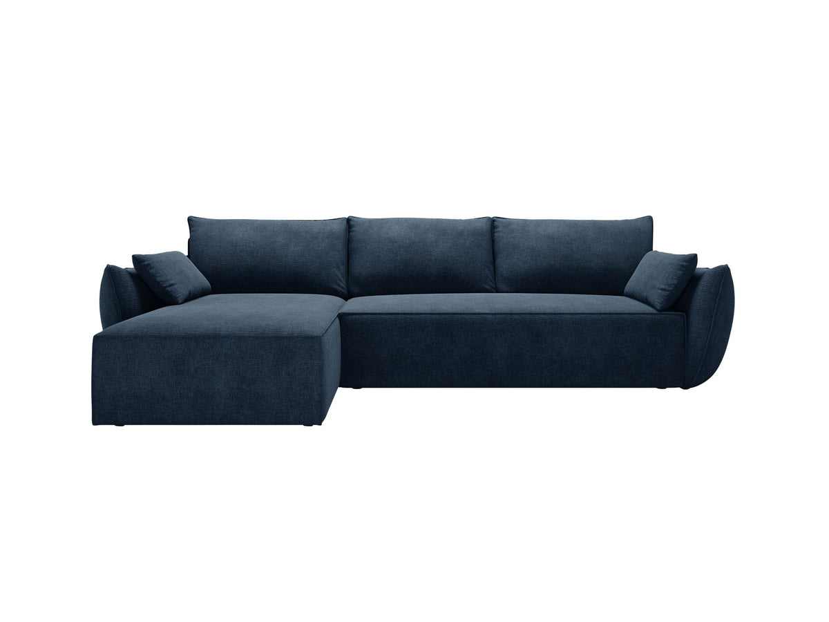 Linksseitiges Ecksofa Kaelle von Micadoni in leichtem Beige mit Chenille-Stoffbezug, schwarzen Kunststoffbeinen und ausklappbarem Bettkasten.